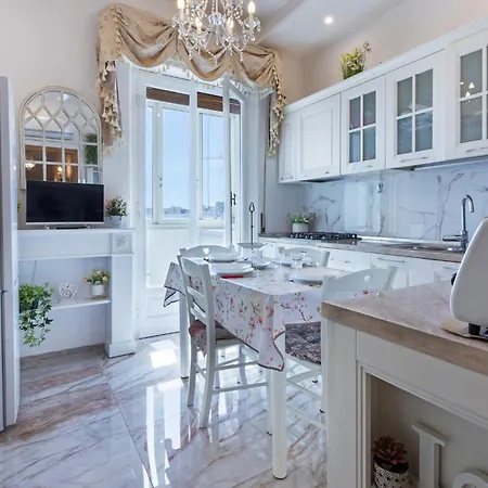 Guesthost - Chic Flat Near Bastione Di Saint Remy Apartamento