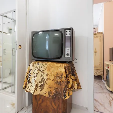 Guesthost - Chic Flat Near Bastione Di Saint Remy